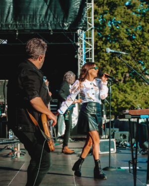 Natalie Imbruglia Instagram - Christchurch thanks for making the last show of the tour so special!! I feel really lucky to have the opportunity to do what I love for a Living… 🍀🍀🍀

@thecorrsofficial 💗 @thetonichilds 💚@germeinsisters 💛Thanks to you all for your energy and kindness.. and to my band and crew and the whole production team for making it all possible every night!! 💜💜💜💃🏽✨

Thanks @elfie_germein for these pics 😘

THANKS @drewmac48 you are a legend ❤️

Styling: @fredericalovellpank 😘
Top: @chopovalowena 💗
Skirt: @nanushka#