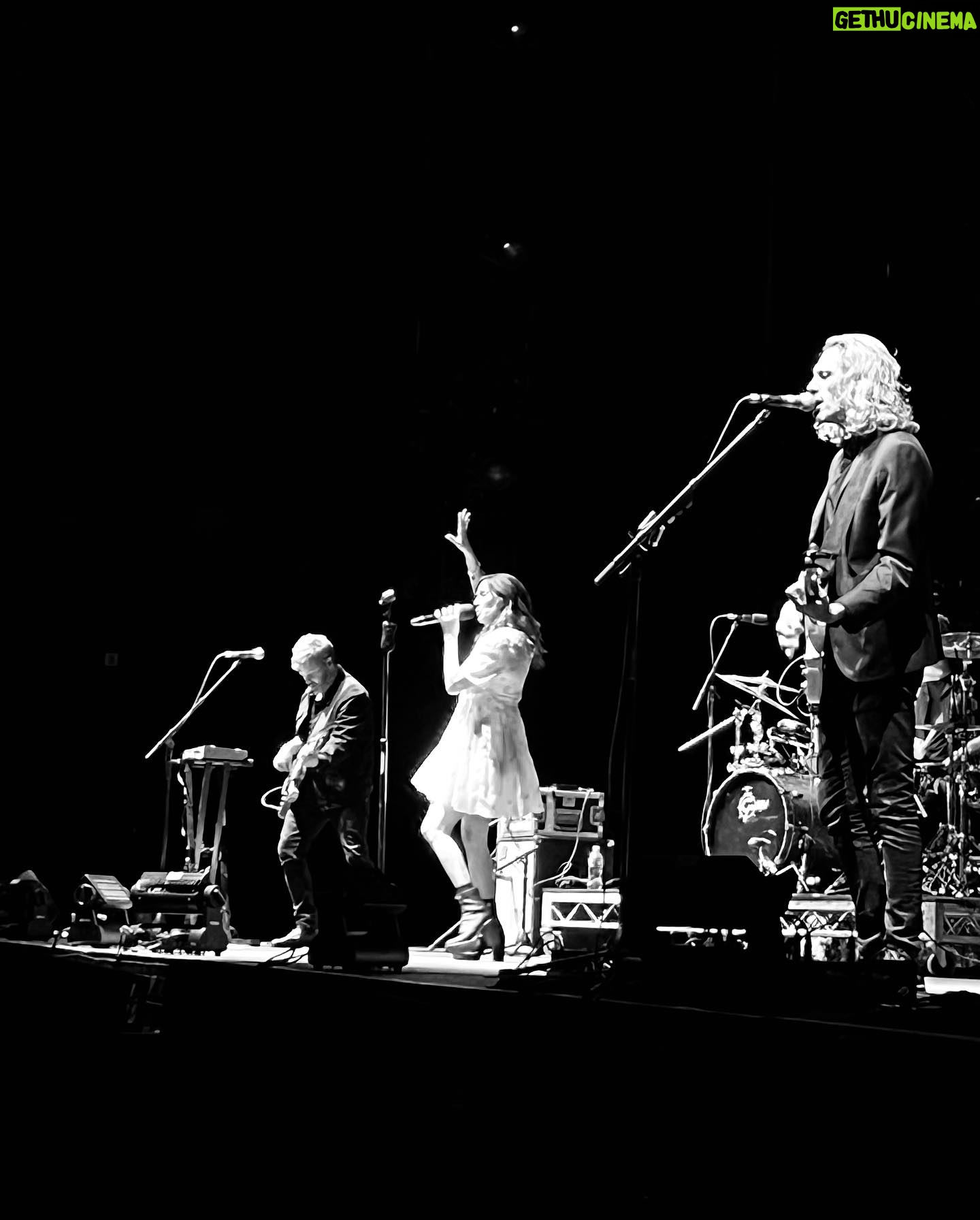 Natalie Imbruglia Instagram - There was magic in the air at Adelaide Entertainment Centre last night! @thecorrsofficial Tour OZ/NZ 💚✨ THANK YOU ADELAIDE 💙💥 Styling: @fredericalovellpank Dress: @dreamsisterjane Shoes: @giuseppezanotti 📷🎥: @karenrossiter 💜