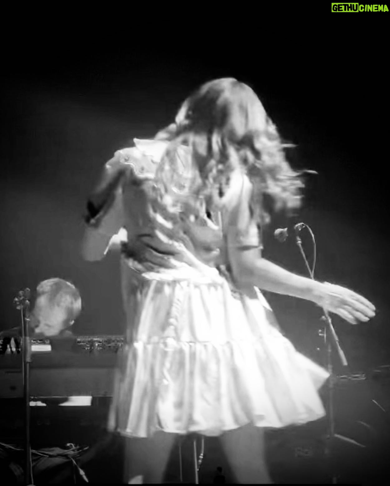 Natalie Imbruglia Instagram - There was magic in the air at Adelaide Entertainment Centre last night! @thecorrsofficial Tour OZ/NZ 💚✨ THANK YOU ADELAIDE 💙💥 Styling: @fredericalovellpank Dress: @dreamsisterjane Shoes: @giuseppezanotti 📷🎥: @karenrossiter 💜