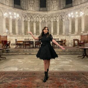 Natalie Imbruglia Instagram - Thank you @durhamcathedral @latc_uk for a very special experience tonight! Thank you to everyone who came. We really enjoyed performing for you and sharing that amazing energy! 💜🙏🏽🕊️💙 #firebird #durhamcathedral 

Styling @fredericalovellpank 🦋
Dress: @leolin_official  @sal_morgan 
Shoes @givenchy