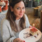 Natalie Imbruglia Instagram – Just a little post to say thank you for all my Birthday Wishes on the weekend!!! I had a lovely day out in the countryside and I’m now in Zurich in rehearsals for @artonicemagic I’m so excited!!! 2024 is off to a flying start! 💃🏽💜
@kristynle  #mrwilson