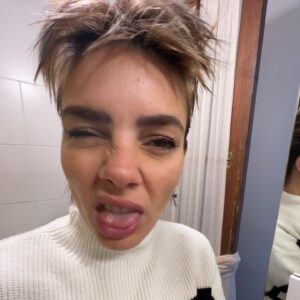Natalie Pérez Instagram - Acá les dejo en fotos estos 12 meses donde tuve 36 años. 
Que año particular, cuando era chica hubiera imaginado que a los 36 años mi vida iba a ser de otra forma, no me atrevo a decir que fue un año malo tampoco bueno, fue un año intenso extraño, quizá fue un año un poco adolescente para mi , los cambios de Look hicieron que me viera inestable un poco caprichosa intermitente desenamorada perdida y así estuve, no lo  voy a negar, pero toda crisis sirve para encontrar una mejor versión de lo que somos; mañana celebro el comienzo de mis 37 años con muchas personas que quiero, deseo que este nuevo año que va a atravesar mi vida me encuentre firme con confianza y muchas sorpresas,asi es la vida, impredecible mágica espectacular.
En un futuro contaré que a los 36 saqué  mi tercer disco, hice una obra de teatro, grabé cinco videoclips, dos publicidades me subí a más de 20 escenarios, mas de 30 mil personas me aplaudieron en distintos momentos, cambié 200  veces los muebles de lugar,  dormí mucho sola y mucho acompañada, conocí  personas, algunos amores algunos desencuentros amorosos algunas diferencias con mis amistades con algún familiar fue un año donde intenté buscarme todo el tiempo y nunca me pude encontrar. no pasa nada cada uno tiene sus tiempos, mañana entro en una nueva etapa de mi vida y quería despedirme de lo que fui. Gracias por abrazarme cuando ni siquiera yo pude hacerlo. Me agradezco por haberme despertado cada mañana con la llama encendida vibrante enérgica siempre queriendo ser un poco mejor y saltando como pude todas las piedras que encontré este año en el camino. Lo mejor está por venir quién es nacido bajo el signo de Escorpio entiende lo que digo, todo lo transformamos todo lo evolucionamos resurgimos como la vez Fenix, alla voy, espérenme