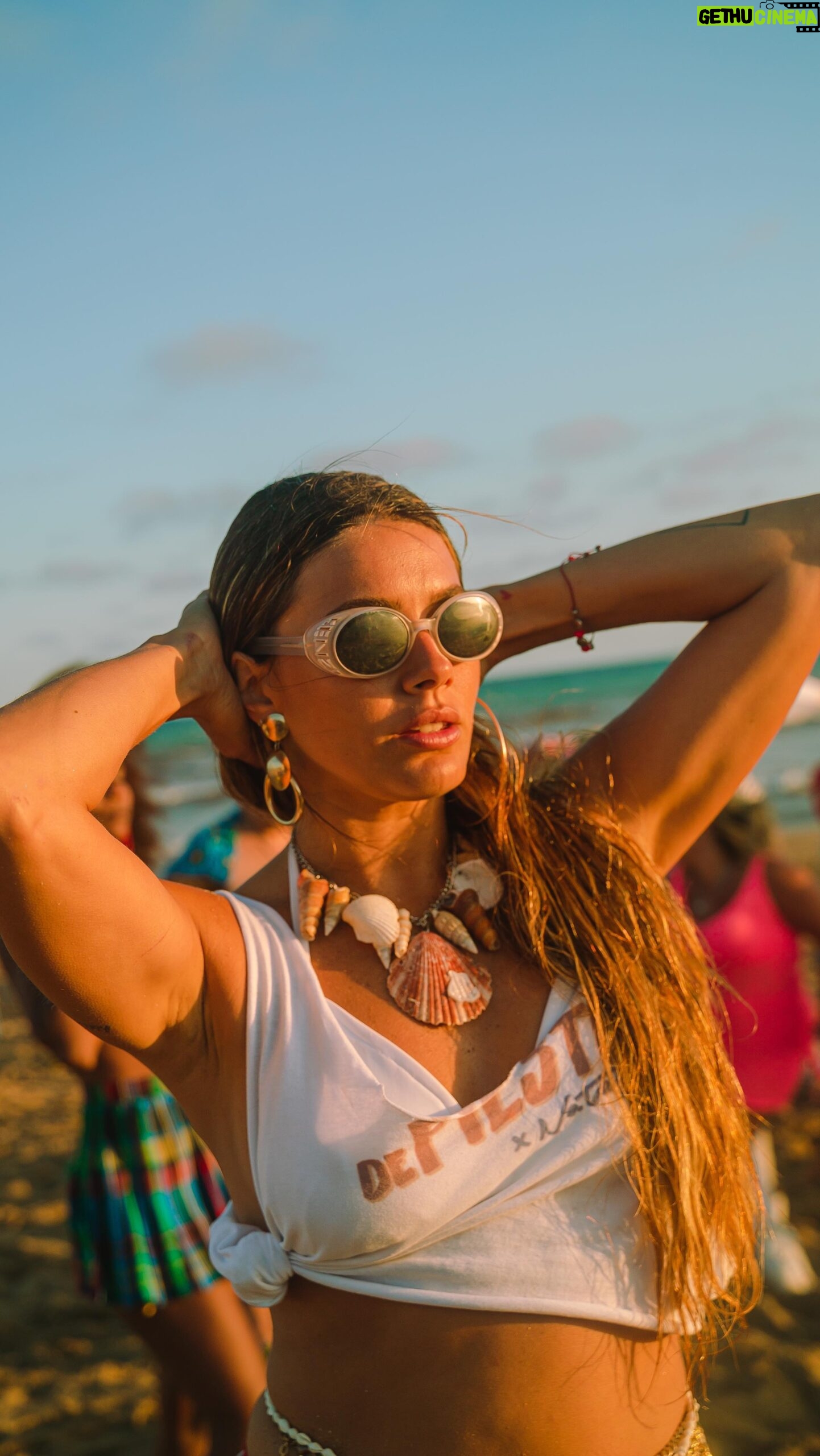 Natalie Pérez Instagram - Hola hola!!! Me llego un video del dia del rodaje!! Junta a tu familia y hace el tuyo, aca esta mi familia quiero ver a la tuya 💜🥳 #defiesta #musica #argentina #challenge #natalieperez #fiesta #playa