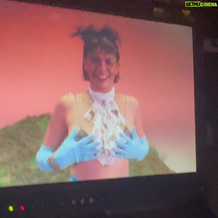 Natalie Pérez Instagram - En que sos INTERMITENTE? Que canción te representa más? Nos vemos en el Rex? Me amas? Yo si! Buen Viernes 💙