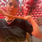 Natalie Pérez Instagram - Se dice que el exito se logra con el 1 % de inspiración y el 99% de transpiración. Estoy inspirada pero no he transpirado en los últimos meses, estoy angustiada y preocupada por eso. Mi cabeza es un laberinto, no encuentro una salida. Me veo siempre distinta y nunca se exactamente quien soy. Cual es tu N•A•T favorita? Quiza tu respuesta sea una salida