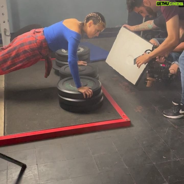 Natalie Pérez Instagram - #TQT 🥊 Me armé y me desarmé mil veces para compartirla con ustedes. Hoy la cantamos por primera vez en La Plata 🫶🏻 Gracias a todas las personas que fueron parte! @marianooterook @benja.lb @pacoamenabar @insignoestudio @leoncuye @denkemelmajer @secndly @jaz.garciahaymes @emiherbst @lucasmorlan @encasajogging.siempre @j.beccaglia @camilaskiarski @sofiskinner @jacintacuberos @maguret @c.h.a.m.e.r.a @cocaahumada @caneepp @stluky @corlanation @thomblason @lopezdecarlomf Juan Jesús Barrios Luis Daniel Aguilar