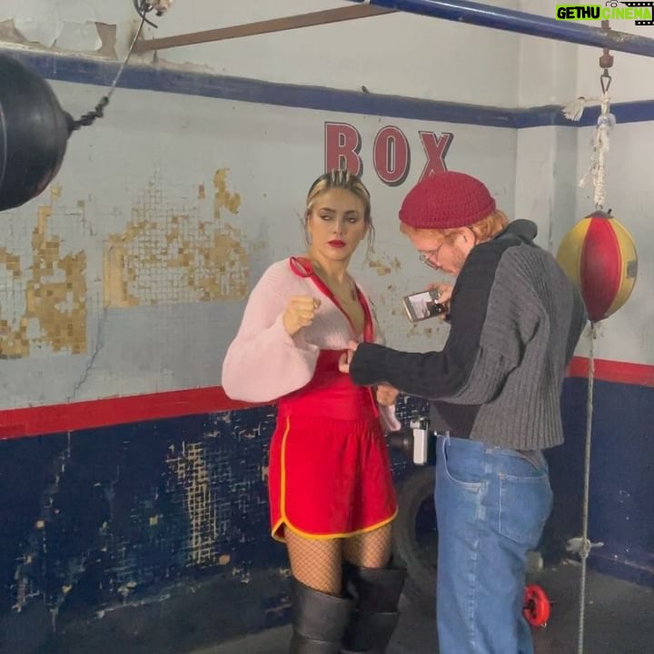 Natalie Pérez Instagram - #TQT 🥊 Me armé y me desarmé mil veces para compartirla con ustedes. Hoy la cantamos por primera vez en La Plata 🫶🏻 Gracias a todas las personas que fueron parte! @marianooterook @benja.lb @pacoamenabar @insignoestudio @leoncuye @denkemelmajer @secndly @jaz.garciahaymes @emiherbst @lucasmorlan @encasajogging.siempre @j.beccaglia @camilaskiarski @sofiskinner @jacintacuberos @maguret @c.h.a.m.e.r.a @cocaahumada @caneepp @stluky @corlanation @thomblason @lopezdecarlomf Juan Jesús Barrios Luis Daniel Aguilar