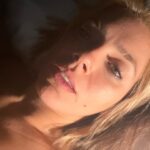 Natalie Pérez Instagram - Acá les dejo en fotos estos 12 meses donde tuve 36 años. Que año particular, cuando era chica hubiera imaginado que a los 36 años mi vida iba a ser de otra forma, no me atrevo a decir que fue un año malo tampoco bueno, fue un año intenso extraño, quizá fue un año un poco adolescente para mi , los cambios de Look hicieron que me viera inestable un poco caprichosa intermitente desenamorada perdida y así estuve, no lo voy a negar, pero toda crisis sirve para encontrar una mejor versión de lo que somos; mañana celebro el comienzo de mis 37 años con muchas personas que quiero, deseo que este nuevo año que va a atravesar mi vida me encuentre firme con confianza y muchas sorpresas,asi es la vida, impredecible mágica espectacular. En un futuro contaré que a los 36 saqué mi tercer disco, hice una obra de teatro, grabé cinco videoclips, dos publicidades me subí a más de 20 escenarios, mas de 30 mil personas me aplaudieron en distintos momentos, cambié 200 veces los muebles de lugar, dormí mucho sola y mucho acompañada, conocí personas, algunos amores algunos desencuentros amorosos algunas diferencias con mis amistades con algún familiar fue un año donde intenté buscarme todo el tiempo y nunca me pude encontrar. no pasa nada cada uno tiene sus tiempos, mañana entro en una nueva etapa de mi vida y quería despedirme de lo que fui. Gracias por abrazarme cuando ni siquiera yo pude hacerlo. Me agradezco por haberme despertado cada mañana con la llama encendida vibrante enérgica siempre queriendo ser un poco mejor y saltando como pude todas las piedras que encontré este año en el camino. Lo mejor está por venir quién es nacido bajo el signo de Escorpio entiende lo que digo, todo lo transformamos todo lo evolucionamos resurgimos como la vez Fenix, alla voy, espérenme