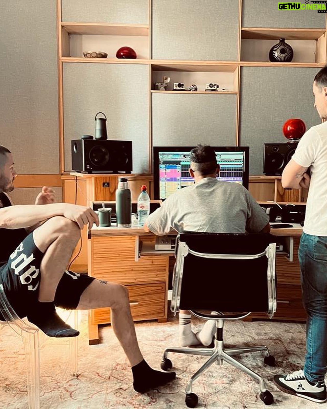 Natalie Pérez Instagram - #TQT 🥊 Me armé y me desarmé mil veces para compartirla con ustedes. Hoy la cantamos por primera vez en La Plata 🫶🏻 Gracias a todas las personas que fueron parte! @marianooterook @benja.lb @pacoamenabar @insignoestudio @leoncuye @denkemelmajer @secndly @jaz.garciahaymes @emiherbst @lucasmorlan @encasajogging.siempre @j.beccaglia @camilaskiarski @sofiskinner @jacintacuberos @maguret @c.h.a.m.e.r.a @cocaahumada @caneepp @stluky @corlanation @thomblason @lopezdecarlomf Juan Jesús Barrios Luis Daniel Aguilar