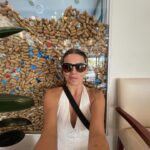 Natalie Pérez Instagram - cerca del vino lejos de vos = esta todo bien pero te extraño