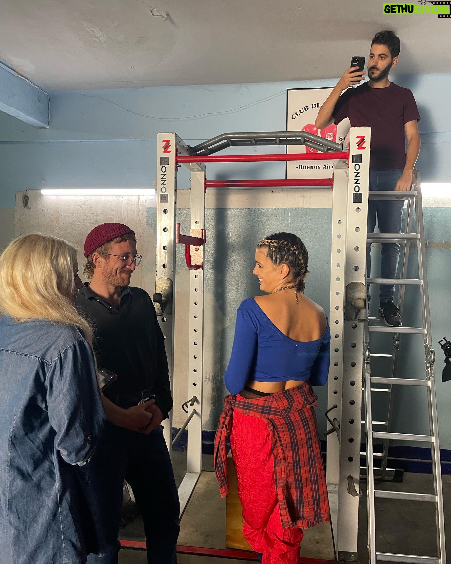Natalie Pérez Instagram - #TQT 🥊 Me armé y me desarmé mil veces para compartirla con ustedes. Hoy la cantamos por primera vez en La Plata 🫶🏻 Gracias a todas las personas que fueron parte! @marianooterook @benja.lb @pacoamenabar @insignoestudio @leoncuye @denkemelmajer @secndly @jaz.garciahaymes @emiherbst @lucasmorlan @encasajogging.siempre @j.beccaglia @camilaskiarski @sofiskinner @jacintacuberos @maguret @c.h.a.m.e.r.a @cocaahumada @caneepp @stluky @corlanation @thomblason @lopezdecarlomf Juan Jesús Barrios Luis Daniel Aguilar