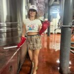 Natalie Pérez Instagram - cerca del vino lejos de vos = esta todo bien pero te extraño
