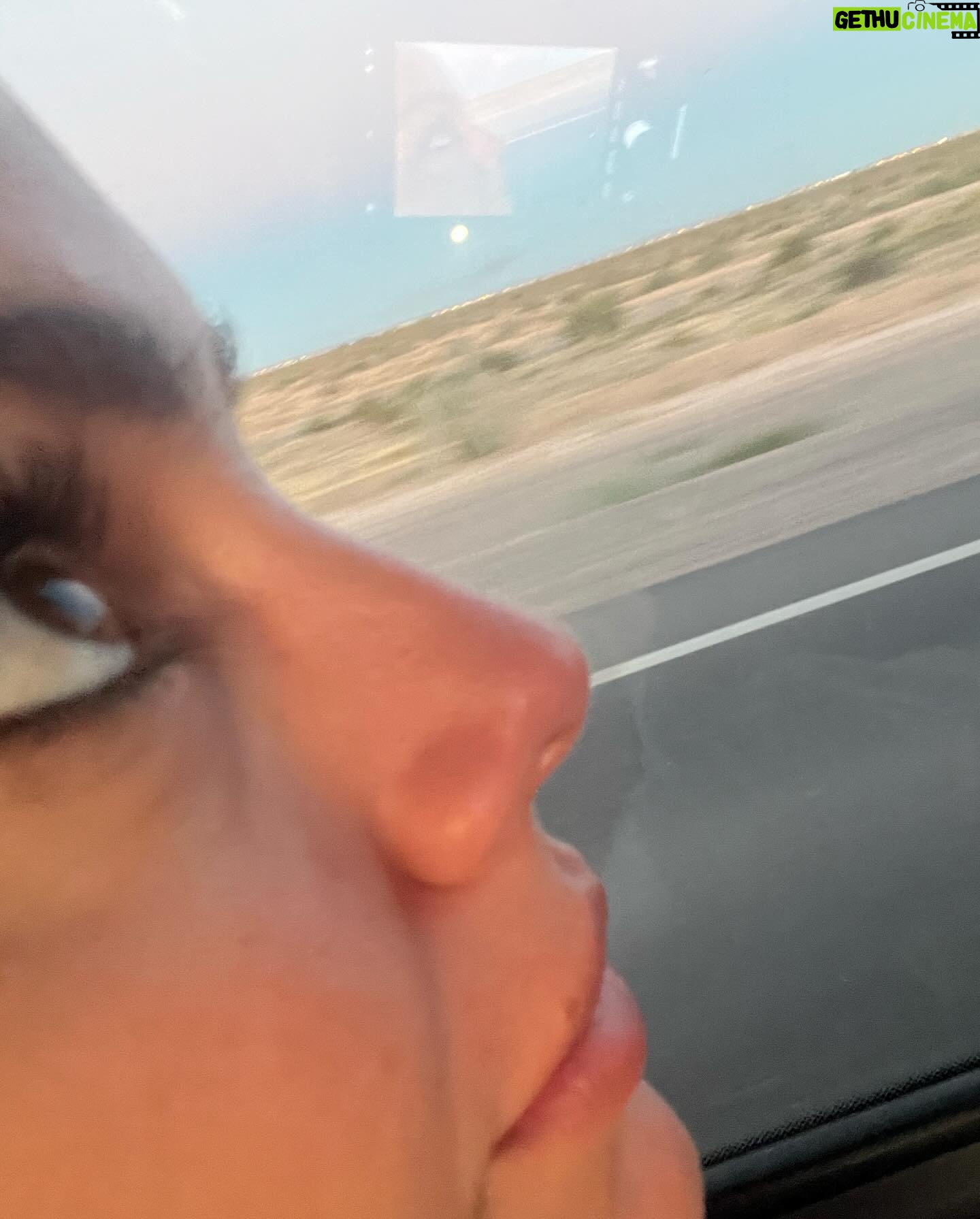 Natalie Pérez Instagram - cerca del vino lejos de vos = esta todo bien pero te extraño
