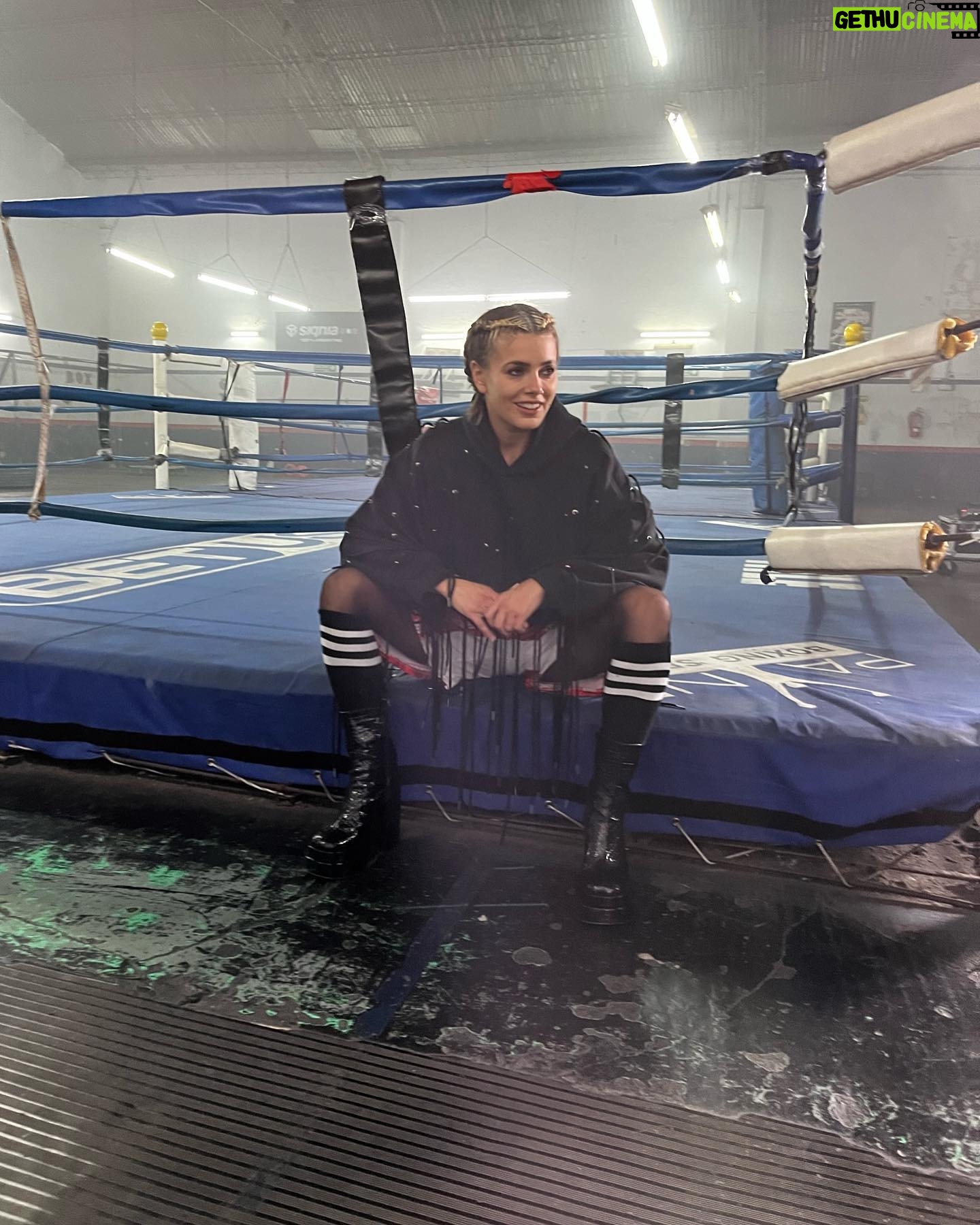 Natalie Pérez Instagram - #TQT 🥊 Me armé y me desarmé mil veces para compartirla con ustedes. Hoy la cantamos por primera vez en La Plata 🫶🏻 Gracias a todas las personas que fueron parte! @marianooterook @benja.lb @pacoamenabar @insignoestudio @leoncuye @denkemelmajer @secndly @jaz.garciahaymes @emiherbst @lucasmorlan @encasajogging.siempre @j.beccaglia @camilaskiarski @sofiskinner @jacintacuberos @maguret @c.h.a.m.e.r.a @cocaahumada @caneepp @stluky @corlanation @thomblason @lopezdecarlomf Juan Jesús Barrios Luis Daniel Aguilar