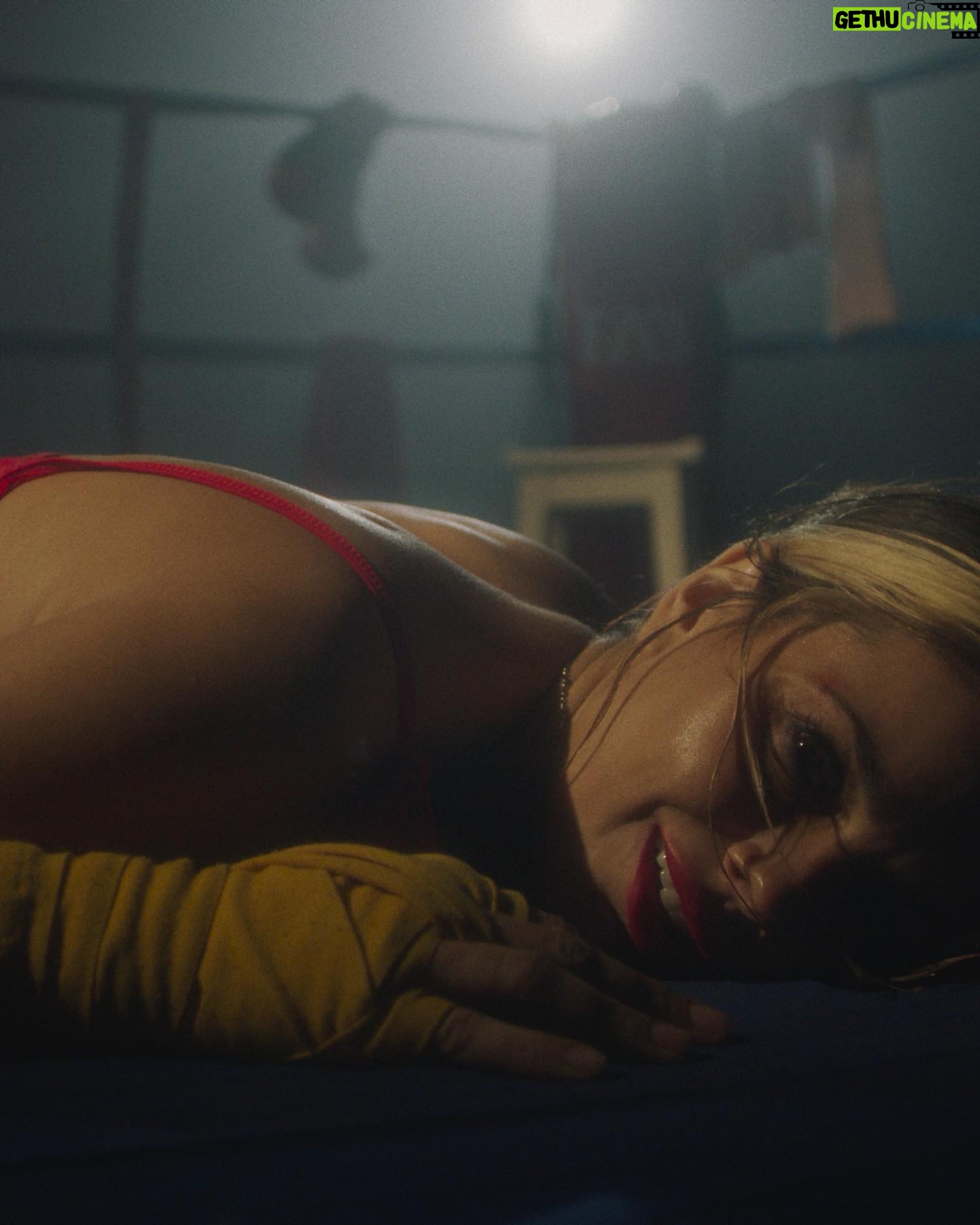 Natalie Pérez Instagram - #TQT 🥊 Me armé y me desarmé mil veces para compartirla con ustedes. Hoy la cantamos por primera vez en La Plata 🫶🏻 Gracias a todas las personas que fueron parte! @marianooterook @benja.lb @pacoamenabar @insignoestudio @leoncuye @denkemelmajer @secndly @jaz.garciahaymes @emiherbst @lucasmorlan @encasajogging.siempre @j.beccaglia @camilaskiarski @sofiskinner @jacintacuberos @maguret @c.h.a.m.e.r.a @cocaahumada @caneepp @stluky @corlanation @thomblason @lopezdecarlomf Juan Jesús Barrios Luis Daniel Aguilar