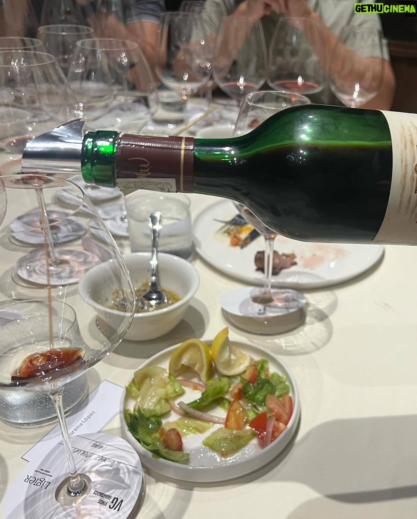 Natalie Pérez Instagram - cerca del vino lejos de vos = esta todo bien pero te extraño
