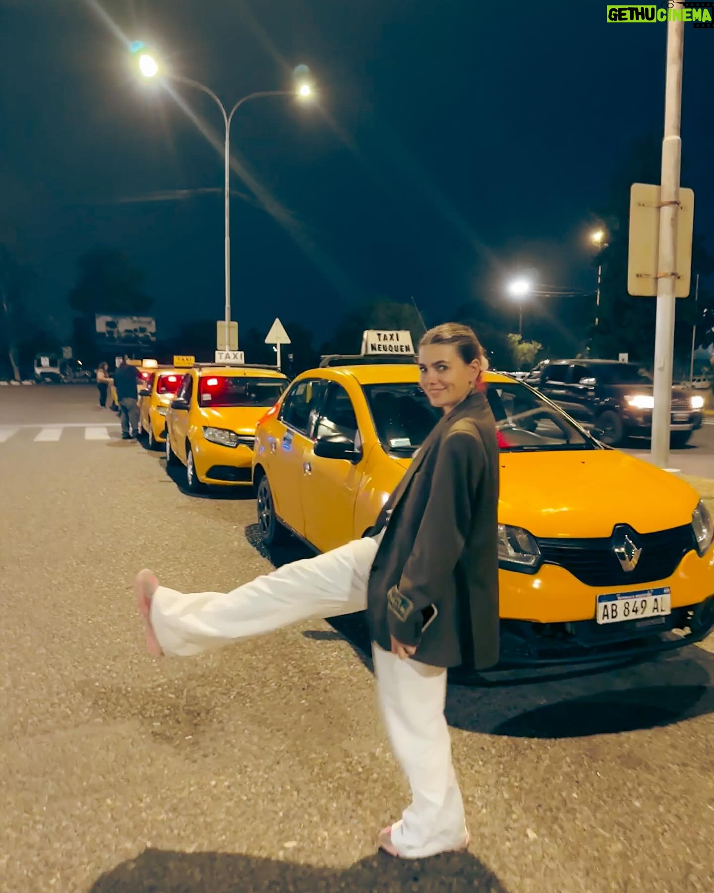 Natalie Pérez Instagram - cerca del vino lejos de vos = esta todo bien pero te extraño