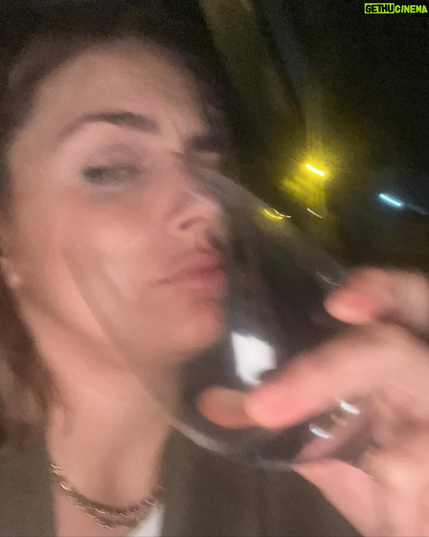 Natalie Pérez Instagram - cerca del vino lejos de vos = esta todo bien pero te extraño