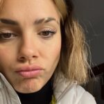 Natalie Pérez Instagram – Acá les dejo en fotos estos 12 meses donde tuve 36 años. 
Que año particular, cuando era chica hubiera imaginado que a los 36 años mi vida iba a ser de otra forma, no me atrevo a decir que fue un año malo tampoco bueno, fue un año intenso extraño, quizá fue un año un poco adolescente para mi , los cambios de Look hicieron que me viera inestable un poco caprichosa intermitente desenamorada perdida y así estuve, no lo  voy a negar, pero toda crisis sirve para encontrar una mejor versión de lo que somos; mañana celebro el comienzo de mis 37 años con muchas personas que quiero, deseo que este nuevo año que va a atravesar mi vida me encuentre firme con confianza y muchas sorpresas,asi es la vida, impredecible mágica espectacular.
En un futuro contaré que a los 36 saqué  mi tercer disco, hice una obra de teatro, grabé cinco videoclips, dos publicidades me subí a más de 20 escenarios, mas de 30 mil personas me aplaudieron en distintos momentos, cambié 200  veces los muebles de lugar,  dormí mucho sola y mucho acompañada, conocí  personas, algunos amores algunos desencuentros amorosos algunas diferencias con mis amistades con algún familiar fue un año donde intenté buscarme todo el tiempo y nunca me pude encontrar. no pasa nada cada uno tiene sus tiempos, mañana entro en una nueva etapa de mi vida y quería despedirme de lo que fui. Gracias por abrazarme cuando ni siquiera yo pude hacerlo. Me agradezco por haberme despertado cada mañana con la llama encendida vibrante enérgica siempre queriendo ser un poco mejor y saltando como pude todas las piedras que encontré este año en el camino. Lo mejor está por venir quién es nacido bajo el signo de Escorpio entiende lo que digo, todo lo transformamos todo lo evolucionamos resurgimos como la vez Fenix, alla voy, espérenme