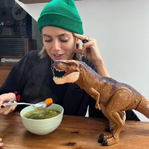 Natalie Pérez Instagram - Hola Amores mios! Ya se que falta un tiempo pero se estan volando asi que te recomiendo que asegures tu lugar mientras yo alimento al Rex 😉! Ahora dale a #TQT que pronto les regalo una canción que amo!  Dejo link en mis historias 💚