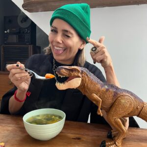 Natalie Pérez Instagram - Hola Amores mios! Ya se que falta un tiempo pero se estan volando asi que te recomiendo que asegures tu lugar mientras yo alimento al Rex 😉! Ahora dale a #TQT que pronto les regalo una canción que amo!  Dejo link en mis historias 💚