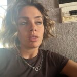 Natalie Pérez Instagram - Acá les dejo en fotos estos 12 meses donde tuve 36 años. Que año particular, cuando era chica hubiera imaginado que a los 36 años mi vida iba a ser de otra forma, no me atrevo a decir que fue un año malo tampoco bueno, fue un año intenso extraño, quizá fue un año un poco adolescente para mi , los cambios de Look hicieron que me viera inestable un poco caprichosa intermitente desenamorada perdida y así estuve, no lo voy a negar, pero toda crisis sirve para encontrar una mejor versión de lo que somos; mañana celebro el comienzo de mis 37 años con muchas personas que quiero, deseo que este nuevo año que va a atravesar mi vida me encuentre firme con confianza y muchas sorpresas,asi es la vida, impredecible mágica espectacular. En un futuro contaré que a los 36 saqué mi tercer disco, hice una obra de teatro, grabé cinco videoclips, dos publicidades me subí a más de 20 escenarios, mas de 30 mil personas me aplaudieron en distintos momentos, cambié 200 veces los muebles de lugar, dormí mucho sola y mucho acompañada, conocí personas, algunos amores algunos desencuentros amorosos algunas diferencias con mis amistades con algún familiar fue un año donde intenté buscarme todo el tiempo y nunca me pude encontrar. no pasa nada cada uno tiene sus tiempos, mañana entro en una nueva etapa de mi vida y quería despedirme de lo que fui. Gracias por abrazarme cuando ni siquiera yo pude hacerlo. Me agradezco por haberme despertado cada mañana con la llama encendida vibrante enérgica siempre queriendo ser un poco mejor y saltando como pude todas las piedras que encontré este año en el camino. Lo mejor está por venir quién es nacido bajo el signo de Escorpio entiende lo que digo, todo lo transformamos todo lo evolucionamos resurgimos como la vez Fenix, alla voy, espérenme