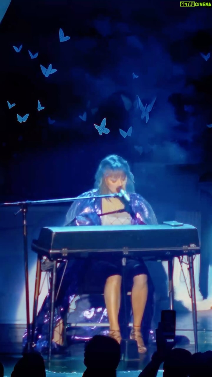 Natalie Pérez Instagram - Primera vez en mi vida que hago un rex. Primera vez en mi vida que toco el piano con publico. Fui mi feliz. Gracias por el respeto, por cantar conmigo, por hacer de esa noche una muy especial. Link en historias 💙🦋