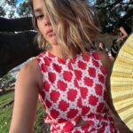 Natalie Pérez Instagram – Acá les dejo en fotos estos 12 meses donde tuve 36 años. 
Que año particular, cuando era chica hubiera imaginado que a los 36 años mi vida iba a ser de otra forma, no me atrevo a decir que fue un año malo tampoco bueno, fue un año intenso extraño, quizá fue un año un poco adolescente para mi , los cambios de Look hicieron que me viera inestable un poco caprichosa intermitente desenamorada perdida y así estuve, no lo  voy a negar, pero toda crisis sirve para encontrar una mejor versión de lo que somos; mañana celebro el comienzo de mis 37 años con muchas personas que quiero, deseo que este nuevo año que va a atravesar mi vida me encuentre firme con confianza y muchas sorpresas,asi es la vida, impredecible mágica espectacular.
En un futuro contaré que a los 36 saqué  mi tercer disco, hice una obra de teatro, grabé cinco videoclips, dos publicidades me subí a más de 20 escenarios, mas de 30 mil personas me aplaudieron en distintos momentos, cambié 200  veces los muebles de lugar,  dormí mucho sola y mucho acompañada, conocí  personas, algunos amores algunos desencuentros amorosos algunas diferencias con mis amistades con algún familiar fue un año donde intenté buscarme todo el tiempo y nunca me pude encontrar. no pasa nada cada uno tiene sus tiempos, mañana entro en una nueva etapa de mi vida y quería despedirme de lo que fui. Gracias por abrazarme cuando ni siquiera yo pude hacerlo. Me agradezco por haberme despertado cada mañana con la llama encendida vibrante enérgica siempre queriendo ser un poco mejor y saltando como pude todas las piedras que encontré este año en el camino. Lo mejor está por venir quién es nacido bajo el signo de Escorpio entiende lo que digo, todo lo transformamos todo lo evolucionamos resurgimos como la vez Fenix, alla voy, espérenme