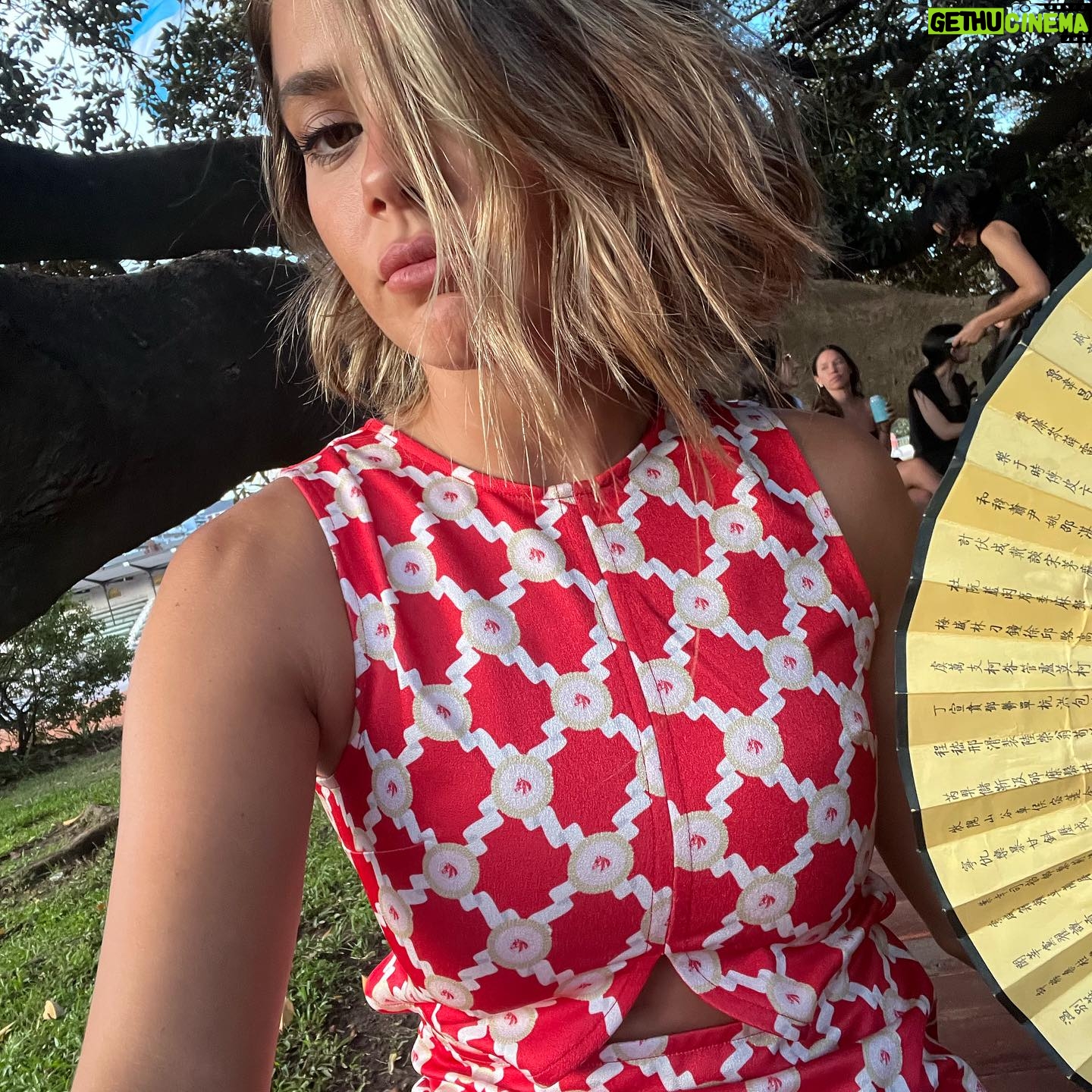 Natalie Pérez - 79.8K Likes - Acá les dejo en fotos estos 12 meses donde tuve 36 años.
Que año particular, cuando era chica hubiera imaginado que a los 36 años mi vida iba a ser de otra forma, no me atrevo a decir que fue un año malo tampoco bueno, fue un año intenso extraño, quizá fue un año un poco adolescente para mi , los cambios de Look hicieron que me viera inestable un poco caprichosa intermitente desenamorada perdida y así estuve, no lo voy a negar, pero toda crisis sirve para encontrar una mejor versión de lo que somos; mañana celebro el comienzo de mis 37 años con muchas personas que quiero, deseo que este nuevo año que va a atravesar mi vida me encuentre firme con confianza y muchas sorpresas,asi es la vida, impredecible mágica espectacular.
En un futuro contaré que a los 36 saqué mi tercer disco, hice una obra de teatro, grabé cinco videoclips, dos publicidades me subí a más de 20 escenarios, mas de 30 mil personas me aplaudieron en distintos momentos, cambié 200 veces los muebles de lugar, dormí mucho sola y mucho acompañada, conocí personas, algunos amores algunos desencuentros amorosos algunas diferencias con mis amistades con algún familiar fue un año donde intenté buscarme todo el tiempo y nunca me pude encontrar. no pasa nada cada uno tiene sus tiempos, mañana entro en una nueva etapa de mi vida y quería despedirme de lo que fui. Gracias por abrazarme cuando ni siquiera yo pude hacerlo. Me agradezco por haberme despertado cada mañana con la llama encendida vibrante enérgica siempre queriendo ser un poco mejor y saltando como pude todas las piedras que encontré este año en el camino. Lo mejor está por venir quién es nacido bajo el signo de Escorpio entiende lo que digo, todo lo transformamos todo lo evolucionamos resurgimos como la vez Fenix, alla voy, espérenme