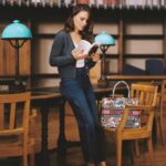 Natalie Portman Instagram – As we close the latest chapter of the #DiorBookTote Club, enjoy a last literary wander with Dior Ambassador @NataliePortman. In her #DiorSS24 bag imagined by @MariaGraziaChiuri, find the inspiring ‘Hope in the Dark: Untold Histories, Wild Possibilities’, by Rebecca Solnit, and the captivating ‘On Photography’, by Susan Sontag.
© @MarionBerrin