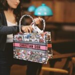 Natalie Portman Instagram – As we close the latest chapter of the #DiorBookTote Club, enjoy a last literary wander with Dior Ambassador @NataliePortman. In her #DiorSS24 bag imagined by @MariaGraziaChiuri, find the inspiring ‘Hope in the Dark: Untold Histories, Wild Possibilities’, by Rebecca Solnit, and the captivating ‘On Photography’, by Susan Sontag.
© @MarionBerrin
