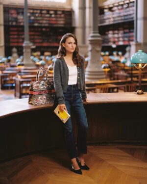 Natalie Portman Instagram - In the latest edition of the #DiorBookTote Club, Dior Ambassador @NataliePortman takes us on a literary journey through @INHA_Fr, with her bag from #DiorSS24 by @MariaGraziaChiuri. Stay tuned for the upcoming video, to discover the actress's treasured must-reads. The series is an ode to the power of books reflecting Dior's passion for creation and beauty in all its forms.
© @MarionBerrin