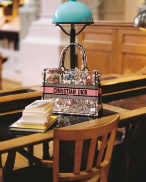 Natalie Portman Instagram - In the latest edition of the #DiorBookTote Club, Dior Ambassador @NataliePortman takes us on a literary journey through @INHA_Fr, with her bag from #DiorSS24 by @MariaGraziaChiuri. Stay tuned for the upcoming video, to discover the actress's treasured must-reads. The series is an ode to the power of books reflecting Dior's passion for creation and beauty in all its forms.
© @MarionBerrin