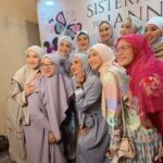 Natalie Sarah Instagram – Penuh Rasa Pas Ketemu ya, incredible Feeling Banget sih kita2 Pas Ketemu 🥰 Mashaallah Tabarakallah, Keberkahan Buat Kalian ya Besties ku yg Solehah @kartikaputriworld @_irishbella_ kak @meisya__siregar  dan Seneng Banget bisa Silahturahmi Sama Kakak2 Senior dan Temen2 Baru 
Lop you All 💜 #sisterhoodtojannah 

it’s Pleasure To Meet you Ustadha @duniashuaib and mba @riatiana_db , providing inspiration dan ilmu yang Bermanfaat 💜 #sahabatdunia 

and to my Dear Sobbi @ryafairuz yg Selalu Nemenin Tiap kajian dari kite Muda,yg kadang kalo ketemu Ngobrol Cuwawakan sampe cuma Nyender diBahu gak Ngomong Cuma Sesegukan 😆😭
i Love you for the Sake of Allah 💜  #bestitilljannah #sahabatduniaakhirat #allahummashollialasayyidinamuhammadwaalaalisayyidinamuhammad #masyaallahtabarakallah #mashaallah #sisters