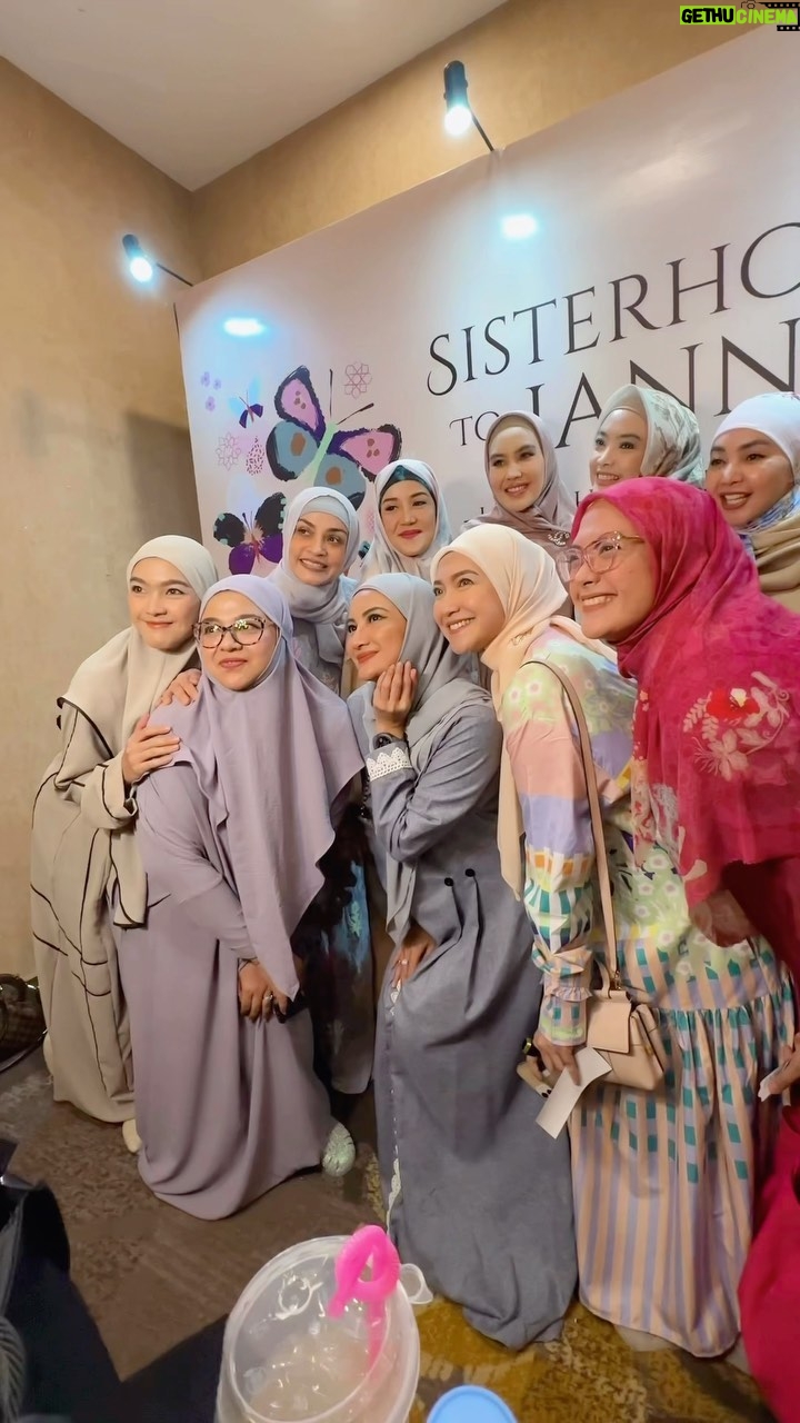 Natalie Sarah Instagram - Penuh Rasa Pas Ketemu ya, incredible Feeling Banget sih kita2 Pas Ketemu π₯° Mashaallah Tabarakallah, Keberkahan Buat Kalian ya Besties ku yg Solehah @kartikaputriworld @_irishbella_ kak @meisya__siregar dan Seneng Banget bisa Silahturahmi Sama Kakak2 Senior dan Temen2 Baru Lop you All π #sisterhoodtojannah it's Pleasure To Meet you Ustadha @duniashuaib and mba @riatiana_db , providing inspiration dan ilmu yang Bermanfaat π #sahabatdunia and to my Dear Sobbi @ryafairuz yg Selalu Nemenin Tiap kajian dari kite Muda,yg kadang kalo ketemu Ngobrol Cuwawakan sampe cuma Nyender diBahu gak Ngomong Cuma Sesegukan ππ i Love you for the Sake of Allah π #bestitilljannah #sahabatduniaakhirat #allahummashollialasayyidinamuhammadwaalaalisayyidinamuhammad #masyaallahtabarakallah #mashaallah #sisters