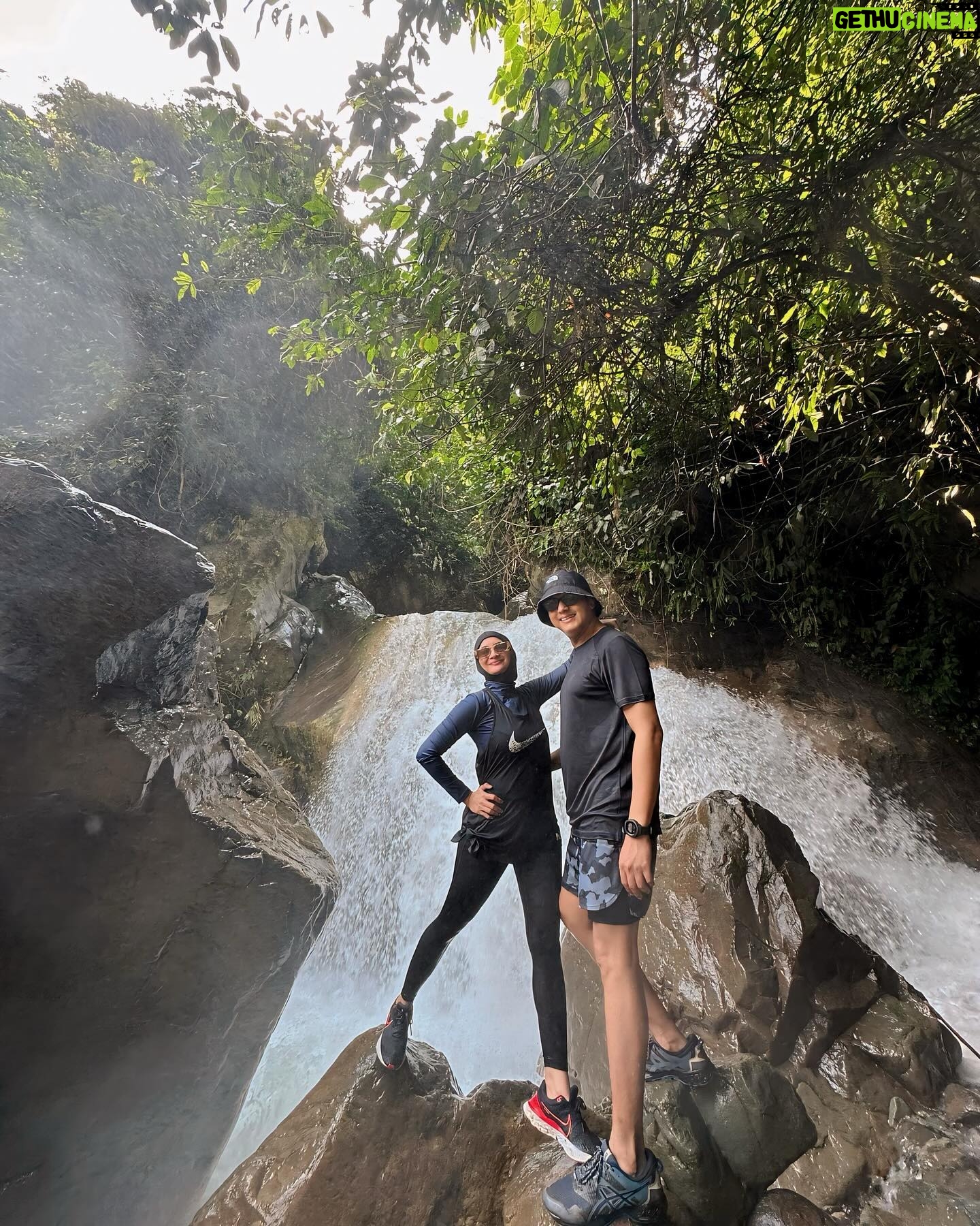 Natalie Sarah Instagram - Mendadak Curug 😄🙌🏻😎 Hehehe - #healing #curug #treking #friends #fun #love #squad