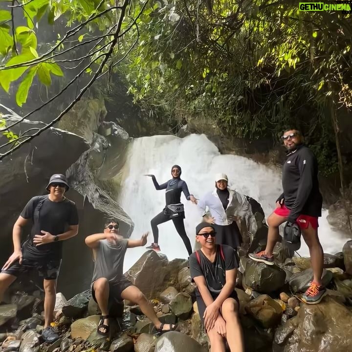 Natalie Sarah Instagram - Mendadak Curug 😄🙌🏻😎 Hehehe - #healing #curug #treking #friends #fun #love #squad