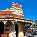 Natalie Sarah Instagram – Hmm, Nyender di Tembok lagi ah 😊, kalo Slide ke 2 udah Kayak poto2 Anak gen Z belom? Separoh gitu 🤣😂😅
–
#fremantle #market #pasar #mashaallah #holiday #nyender #love #happyday