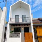Natalie Sarah Instagram - Mungkin bisa jadi inspirasi kamu, yg punya Lahan Terbatas ,Tanah ukuran 4m X 8m , Bisa jadi Rumah 2 Lantai ,😍 walaupun Tanpa Carport , si Imut ini..Tetep Manis dan Estetik Designed and Build @decoranbynat - #desainrumah #fasadrumah #rumahmungil