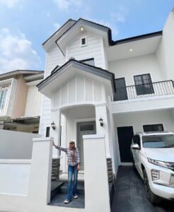 Natalie Sarah Instagram - MashaAllah, Emang Aku dan Suami Suka Banget Rumah, dengan Fasad AmericanHouse style #Farmhouse atau #countryHouse 😁 btw ini Design Aku yg ke 4 ,kolaborasi dengan Suami, Bersama Team @decoranbynat yg Sudah Terjual. Bismillah, ini lagi Otw Build American House kembali.. di Tunggu ya!, Cuss Buat yg Berminat Boleh Nabung deh dari Sekarang 😁😁😁 Semangat ! - #homedecor #americanhouse #farmhouse #countryhouse #facade #homesweethome #decoranbynat
