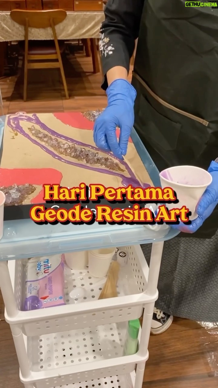 Natalie Sarah Instagram - Kawan Rayo! Inilah keseruan kegiatan workshop dan juga testimoni dari Natalie Sarah mengenai hidangan Nasi Kapau Rayo! Yuk buat sanak sadonyo yang ingin merasakan serunya bikin Resin Art bareng kak Sarah bisa langsung aja cek info terbaru biar gak ketinggalan di @natalie_sarahs . Kami tunggu kehadiran Kawan Rayo di sini ya! Buat kak @rickycuaca kami tungguin kedatangannya juga lohh😋 #KawanRAYO #NasiKapauRayo