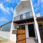 Natalie Sarah Instagram - Mungkin bisa jadi inspirasi kamu, yg punya Lahan Terbatas ,Tanah ukuran 4m X 8m , Bisa jadi Rumah 2 Lantai ,😍 walaupun Tanpa Carport , si Imut ini..Tetep Manis dan Estetik Designed and Build @decoranbynat - #desainrumah #fasadrumah #rumahmungil