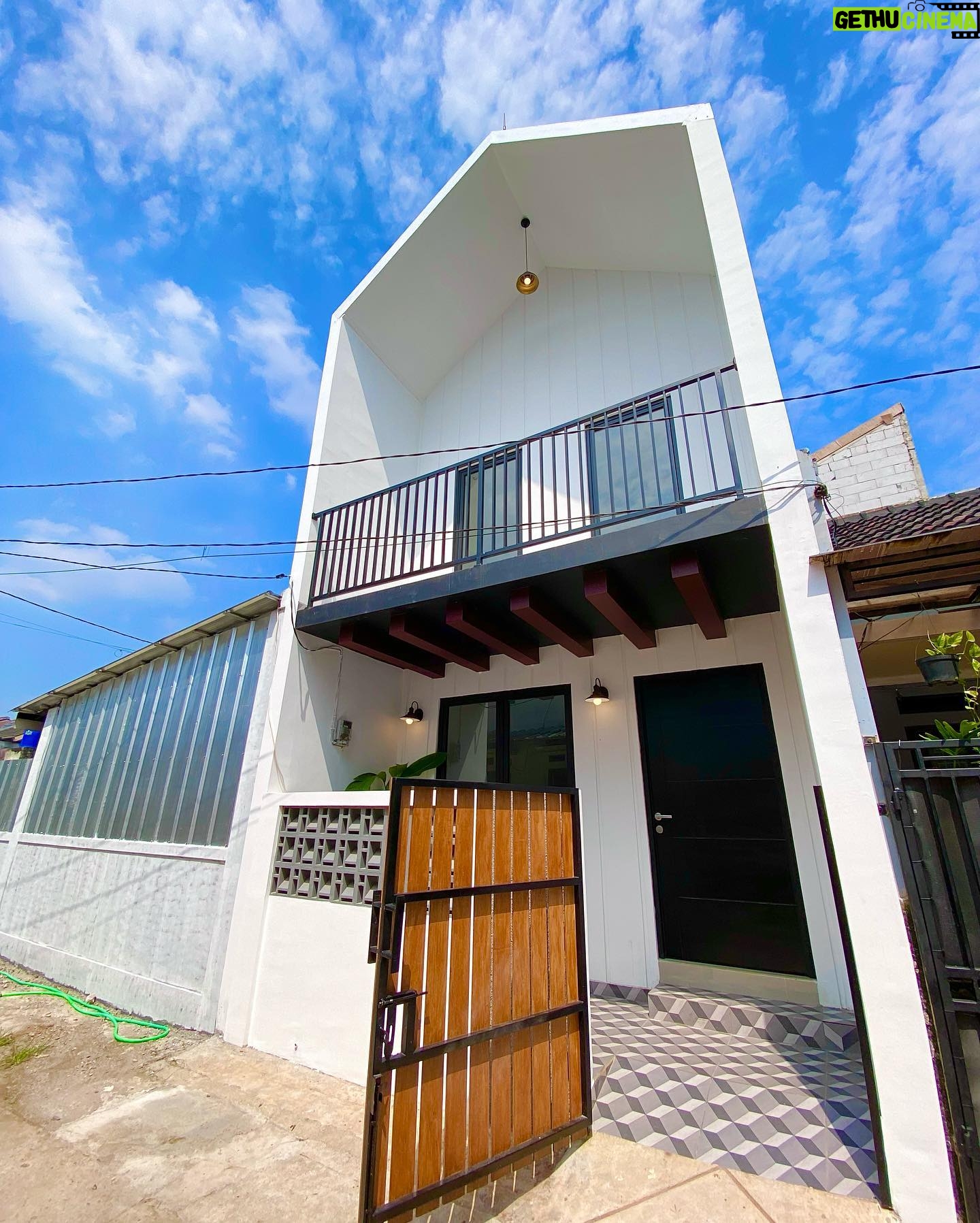 Natalie Sarah Instagram - Mungkin bisa jadi inspirasi kamu, yg punya Lahan Terbatas ,Tanah ukuran 4m X 8m , Bisa jadi Rumah 2 Lantai ,π walaupun Tanpa Carport , si Imut ini..Tetep Manis dan Estetik Designed and Build @decoranbynat - #desainrumah #fasadrumah #rumahmungil