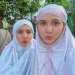 Natalie Sarah Instagram - With my Bestie 😅😁 yg Se Umuran 🤭😆🤣 - #masyaallahtabarakallah #love #momanddaughter #eidmubarak
