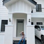 Natalie Sarah Instagram – MashaAllah, Emang Aku dan Suami Suka Banget Rumah, dengan Fasad AmericanHouse style #Farmhouse atau #countryHouse 😁

btw ini Design Aku yg ke 4 ,kolaborasi dengan Suami, Bersama Team @decoranbynat yg Sudah Terjual.

Bismillah, ini lagi Otw Build American House kembali.. di Tunggu ya!, Cuss Buat yg Berminat Boleh Nabung deh dari Sekarang 😁😁😁 Semangat !
–
#homedecor #americanhouse #farmhouse #countryhouse #facade #homesweethome #decoranbynat