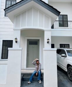 Natalie Sarah Instagram - MashaAllah, Emang Aku dan Suami Suka Banget Rumah, dengan Fasad AmericanHouse style #Farmhouse atau #countryHouse 😁 btw ini Design Aku yg ke 4 ,kolaborasi dengan Suami, Bersama Team @decoranbynat yg Sudah Terjual. Bismillah, ini lagi Otw Build American House kembali.. di Tunggu ya!, Cuss Buat yg Berminat Boleh Nabung deh dari Sekarang 😁😁😁 Semangat ! - #homedecor #americanhouse #farmhouse #countryhouse #facade #homesweethome #decoranbynat