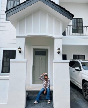 Natalie Sarah Instagram - MashaAllah, Emang Aku dan Suami Suka Banget Rumah, dengan Fasad AmericanHouse style #Farmhouse atau #countryHouse 😁

btw ini Design Aku yg ke 4 ,kolaborasi dengan Suami, Bersama Team @decoranbynat yg Sudah Terjual.

Bismillah, ini lagi Otw Build American House kembali.. di Tunggu ya!, Cuss Buat yg Berminat Boleh Nabung deh dari Sekarang 😁😁😁 Semangat !
-
#homedecor #americanhouse #farmhouse #countryhouse #facade #homesweethome #decoranbynat