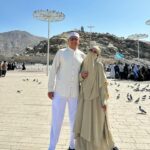 Natalie Sarah Instagram - di Arafah Minggu Lalu , Sebelum Naik Ke Jabal Rahmah sama Ayang mbeb 😍 Assalamualaikum , Aku Spill nih Set SABA yg aku pakai ini , Atasan Koko suami juga Serasi Banget kan,Nyaman, aku suka Bahan , Desainnya Simple, Elegan, suka bgt Cuttingannya 😍 Pas ,jodoh Banget emang Lagi nyari keperluan Umroh eh Ketemu @tubita.id 💚💚💚 Makasiy ya - #masyaallahtabarakallah #couple #umrah #arafah #jabalrahmaharafah #allahummasolialamuhammadwaalaalimuhammad
