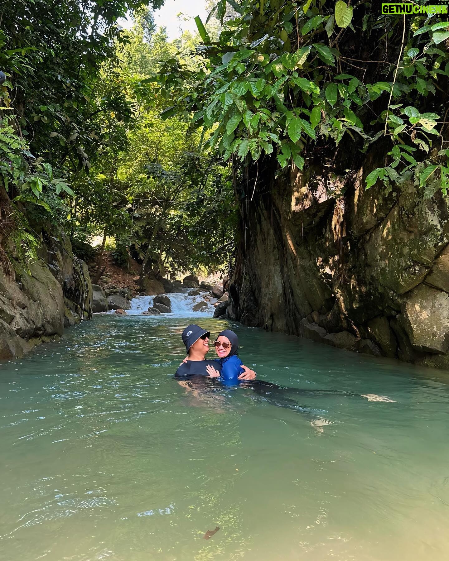 Natalie Sarah Instagram - Mendadak Curug 😄🙌🏻😎 Hehehe - #healing #curug #treking #friends #fun #love #squad