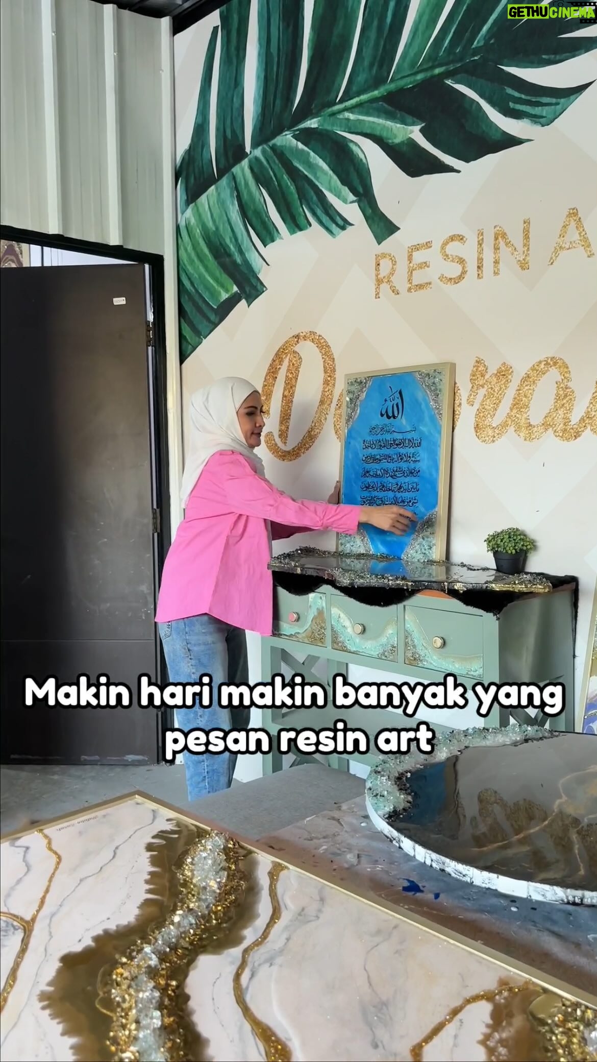 Natalie Sarah Instagram - Mashaallah seneng banget orderan resin makin banyak. Tapi rumah jadi ngga kepegang debu dimana2 dan berantakan 😭 Tapi sekarang ngga pernah pusing lagi karena aku pake layanan Hourly Cleaning selama 2 jam. Bener2 puas sama hasilnya karena rumah jadi rapi dan bersih😍👌 Nah buat yang mau coba juga bisa pake kode OKVOCRFRNATALIE buat dapetin diskon 35% yang berlaku diseluruh area layanan OKHOME. Yuk coba sekarang! @okhome_cleaning #BersihBarengOKHOME #okhome #okhomecleaning #ceritaokhome #AdaYangBantuin